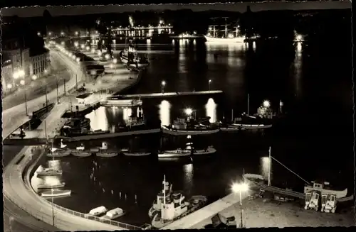 Ak Stockholm Schweden, Skeppsbron bei Nacht, Schiffe