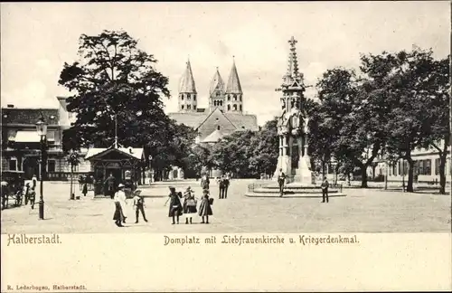 Ak Halberstadt am Harz, Domplatz mit Liebfrauenkirche und Kriegerdenkmal