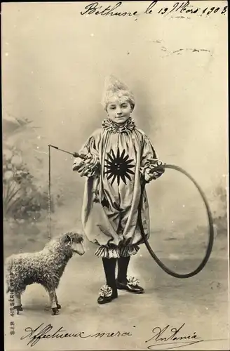 Ak Harlekin mit Reifen und Stoffschaf, kostümiertes Kind