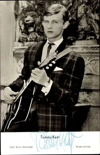 Ak Sänger Tommy Kent, Portrait mit Gitarre, Autogramm