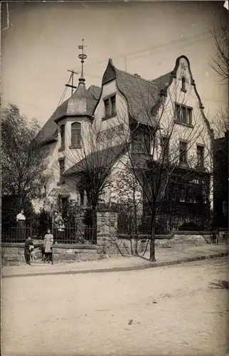 Foto Ak Auerbach Bensheim an der Bergstraße Hessen, Villa, Straße, Passanten