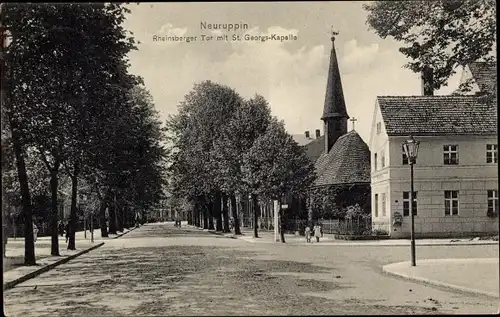 Ak Neuruppin in Brandenburg, Rheinsberger Tor mit St. Georgs-Kapelle