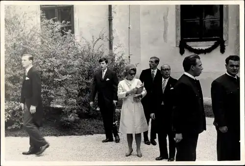 Foto Ak Prinzessin Marie Christine von Bourbon, Besuch, Adlige Markus, Michael, Johann