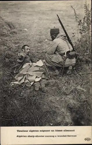 Ak Tirailleur algérien soignant un blessé allemand, Verletzter deutscher Soldat, 1. WK