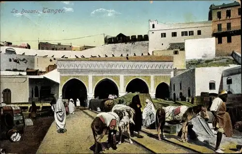 Ak Tanger Marokko, La Douane, Blick auf den Zollplatz, Pferde, Araber