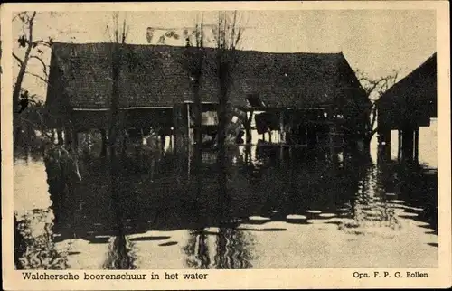 Ak Walcheren Zeeland, Walchersche boerenschuur in het water, überflutetes Gebäude