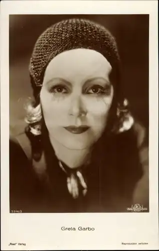 Ak Schauspielerin Greta Garbo, Portrait mit Häkelmütze