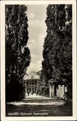 Ak Radebeul Sachsen, Heilstätte, Barkengasse, Tordurchgang mit Passanten