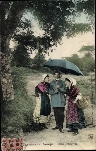 Ak La vie aux champs, Dans l'embarras, Mann mit zwei Frauen unter Regenschirm