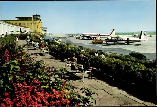 Ak Stuttgart in Württemberg, Flughafen, Passagierflugzeuge, Sitzbänke