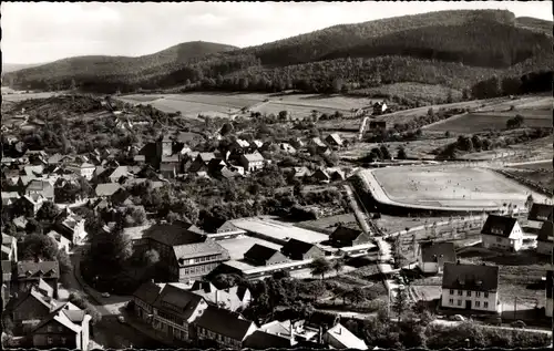 Ak Eschershausen Kreis Holzminden, Teilansicht des Ortes mit Sportplatz, Heimat Wilhelm Raabes