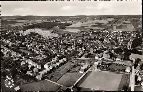 Ak Warstein im Sauerland, Panorama, Sportplatz, Kirchturm, Luftbild