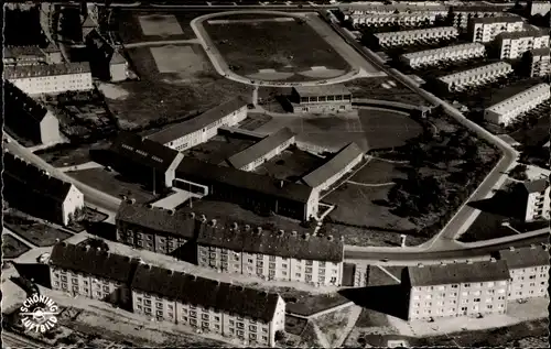 Ak Hansestadt Lübeck, Holstentor-Mittelschule mit Sportplatz, Luftbild