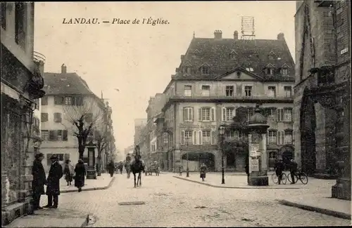 Ak Landau in der Pfalz, Place d'Église Kirchplatz, Passanten, Pferdekutsche, Fahrradfahrer