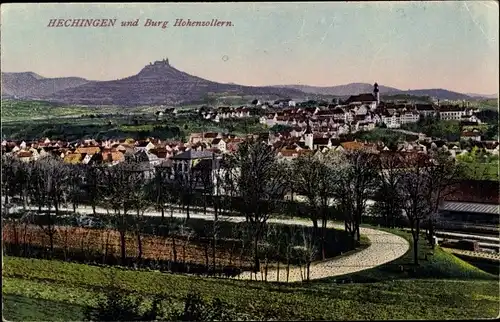 Ak Hechingen im Zollernalbkreis, Panorama mit Burg Hohenzollern, Kirchturm