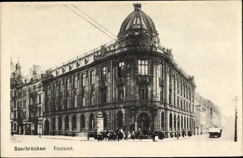 Ak Saarbrücken im Saarland, Postamt, Straßenansicht, Passanten