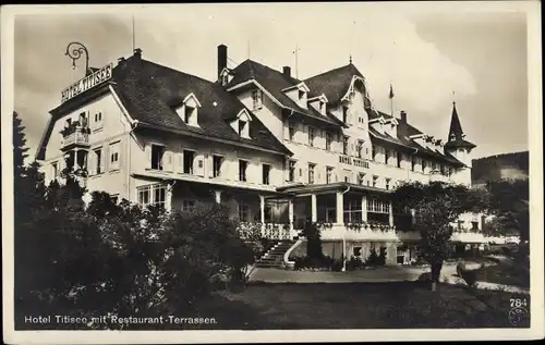 Ak Titisee Neustadt im Hochschwarzwald, Hotel Titisee mit Terrassen, Außenansicht