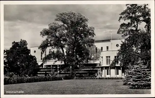 Ak Weimar in Thüringen, Blick auf die Weimarhalle, Außenansicht, Wiese