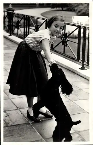 Ak Soestdijk, Prinzessin Margriet der Niederlande, Portrait mit Pudel 1956