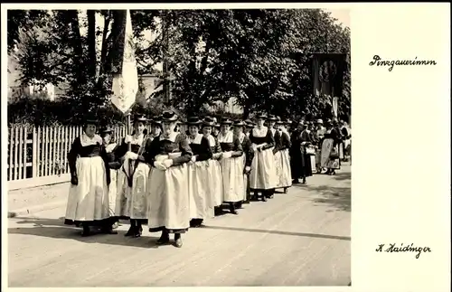 Ak Zell am See in Salzburg, Pinzgauerinnen in Tracht, Fotograf Karl Haidinger