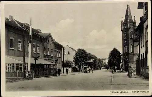 Ak Güsten in Anhalt, Bahnhofstraße, Bahnübergang
