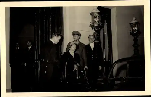 Foto Ak Italienisches Adelshaus, Frau steigt in ein Auto ein