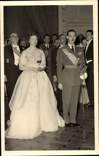 Foto Ak Italienisches Königshaus, König Umberto II.? mit Gemahlin