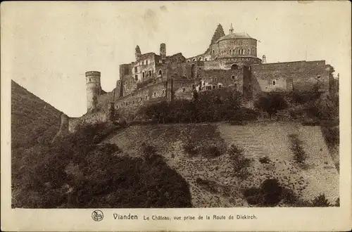 Ak Vianden Luxemburg, Le Chateau, vue prise de la Route de Diekirch