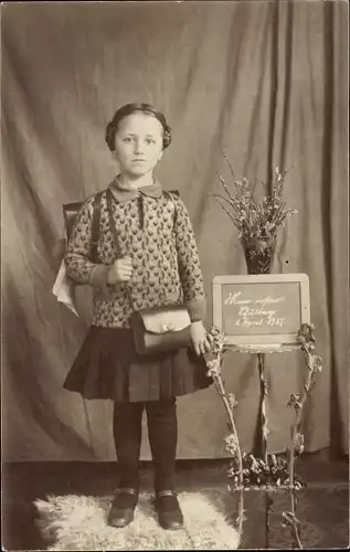Foto Ak Portrait eines Mädchens, Schultasche, Schülerin, Einschulung