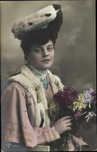 Foto Ak Portrait einer Frau mit Blumenstrauß, Hut