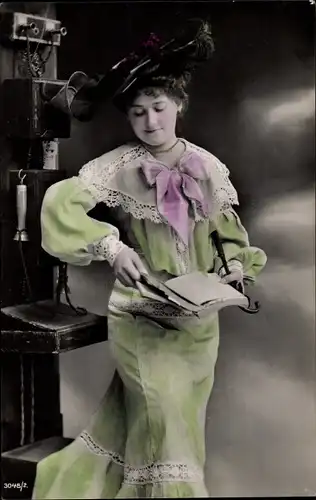 Foto Ak Standportrait einer Frau in grünem Kleid, Buch