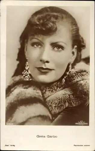 Ak Schauspielerin Greta Garbo, Portrait, Ohrschmuck, Pelzkragen