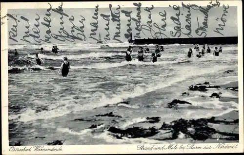 Ak Rostock Warnemünde, Strand und Mole bei Sturm aus Nordwest, badende Frauen