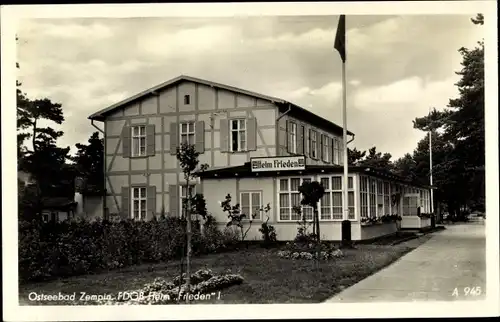 Ak Ostseebad Zempin auf Usedom, FDGB-Heim "Frieden", Außenansicht, Fahne