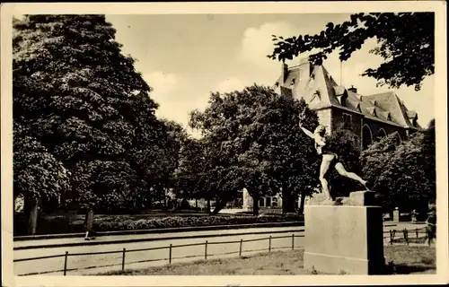 Ak Lutherstadt Eisleben, Statue Marathonläufer, Denkmal, Gebäude