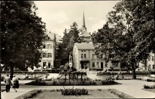Ak Bad Elster im Vogtland, Rosengarten, Denkmal, Kirchturm, Spaziergänger