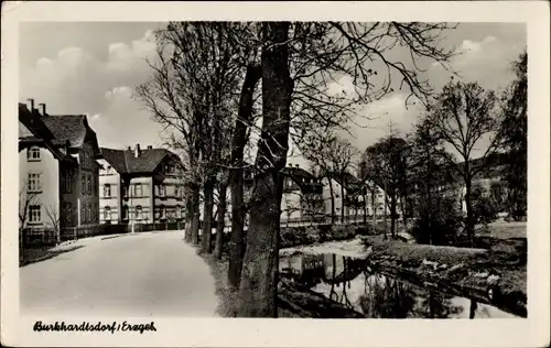 Ak Burkhardtsdorf im Erzgebirge, Straße mit Fachwerkhäusern, Bäume, Bach