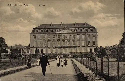 Ak Brühl in Westfalen, Schloss Augustusburg, Außenansicht, Passanten