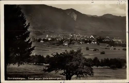 Ak Oberammergau in Oberbayern, Totalansicht gegen Unterammergau, Kirchturm