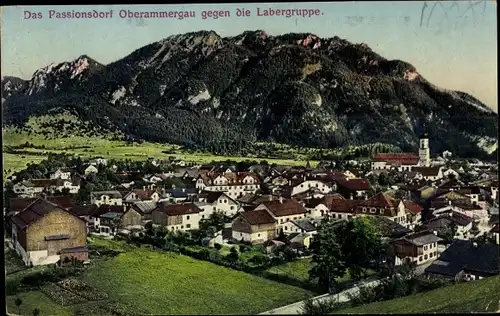 Ak Oberammergau in Oberbayern, Panorama gegen die Labergruppe, Kirche