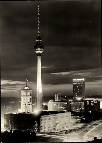 Ak Berlin Mitte, Rathaus, Fernsehturm, Interhotel Stadt Berlin, Nachtansicht