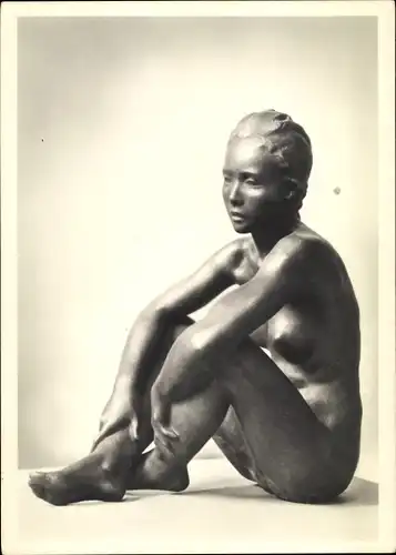 Ak Plastik von Rudolf Agricola, Sitzendes Mädchen