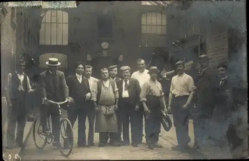 Foto Ak Paris XVI. Arrondissement Passy, Gruppenbild, Männer, Arbeiter, Fahrrad, Uhr