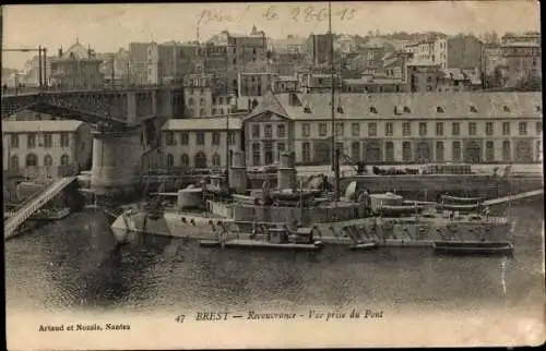 Ak Brest Finistère, Vue prise du Pont, Französisches Kriegsschiff