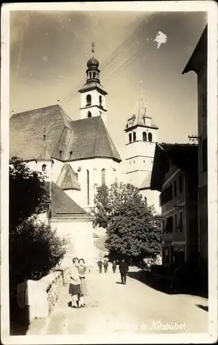 Ak Kitzbühel in Tirol, Straßenpartie mit Kirche