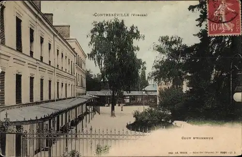 Ak Contrexéville Lothringen Vosges, Cour d'Honneur