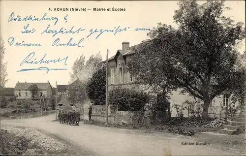 Ak Achun Nièvre, Mairie et Ecoles