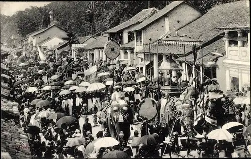 Ak Sri Lanka Ceylon, Kandy Perahara, Prozession, Elefanten, Ortspartie