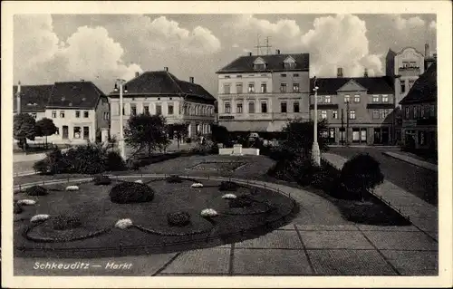 Ak Schkeuditz in Nordsachsen, Marktplatz, Grünanlagen, Geschäft C. Leopold