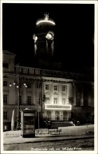 Ak Zeulenroda in Thüringen, 500 Jahrfeier, Rathaus bei Nacht